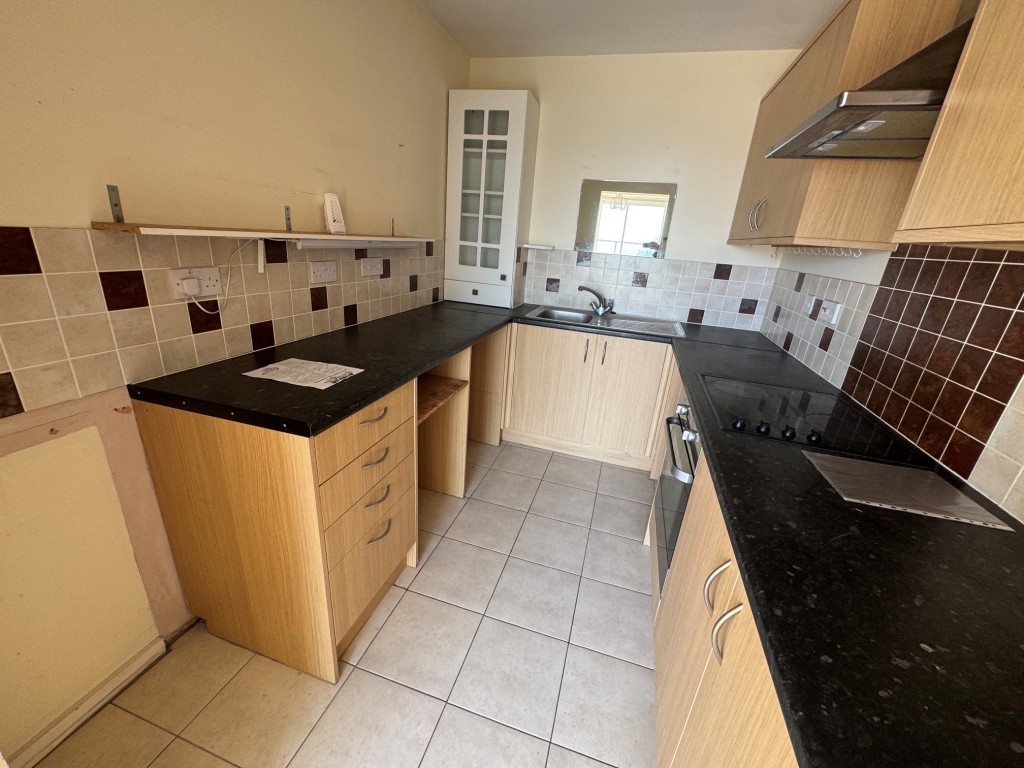 Lot: 207 - TWO-BEDROOM FIRST FLOOR APARTMENT WITH SEA VIEWS - Kitchen
